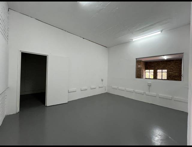 280M² WAREHOUSE TO LET IN STRIJDOMPARK